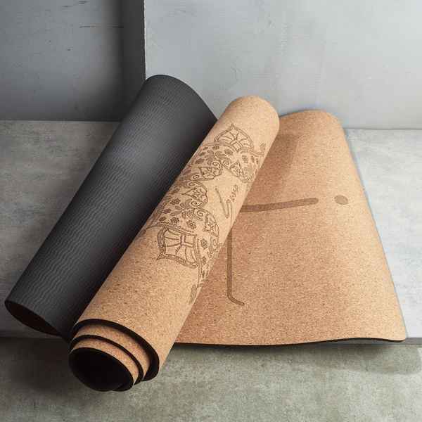 Egyszerű jógaszőnyeg és nyugodt enteriőr részlet